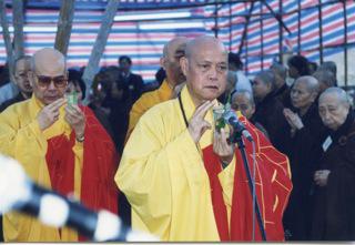 1992年4月禮請聖一大和尚主持志蓮護理安老院及志蓮中心奠基灑淨儀式